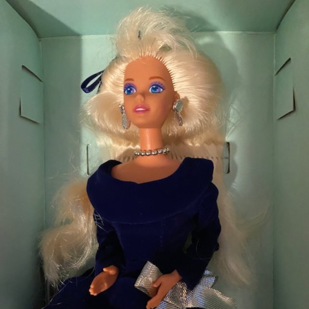 Barbie Winter Velvet, Avon Exclusive Edition, 1995, New In Box Never Revoved - Picture 2 of 4